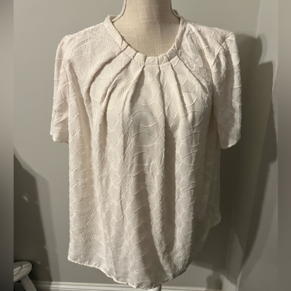 Ann Taylor cream‎ patterned blouse. Large